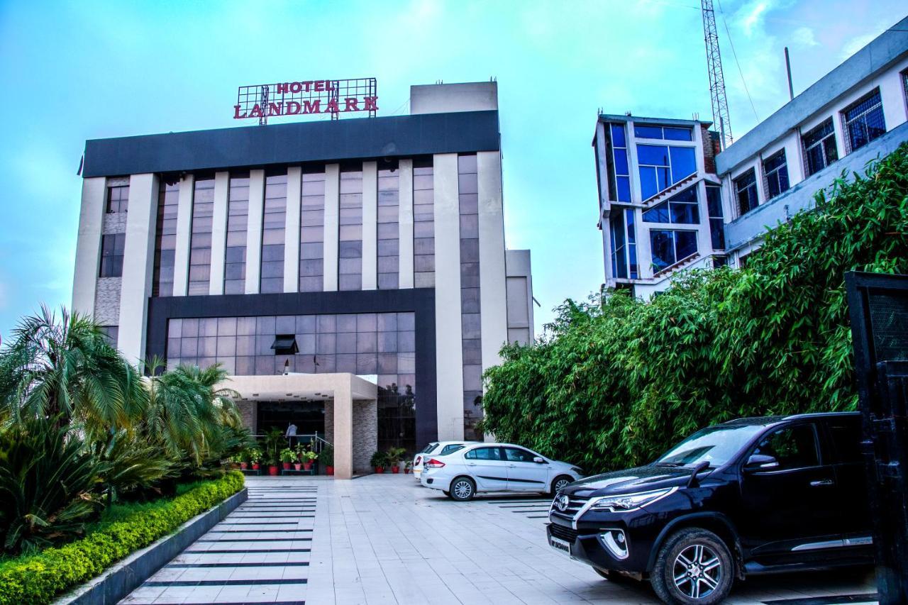 Hotel Landmark Rewa Esterno foto