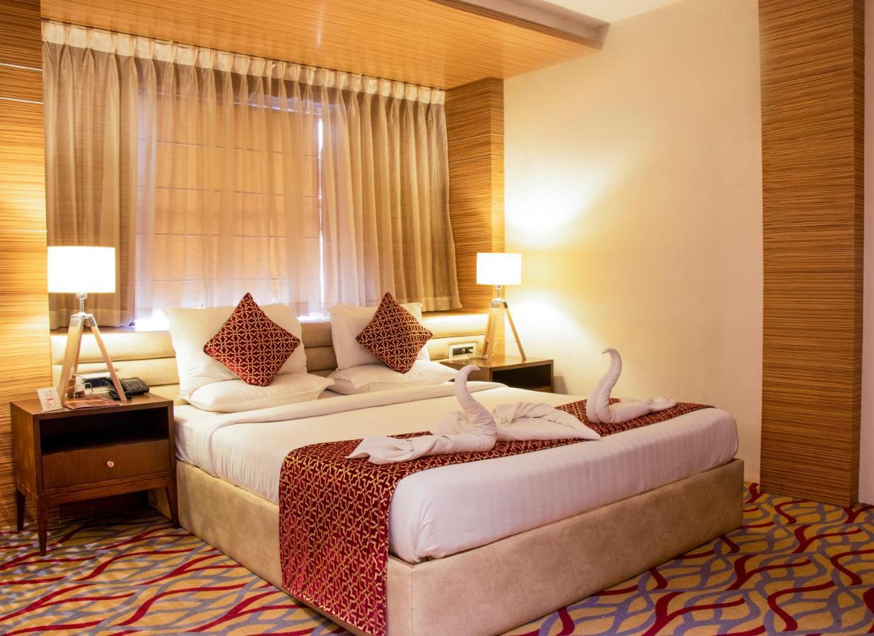 Hotel Landmark Rewa Esterno foto