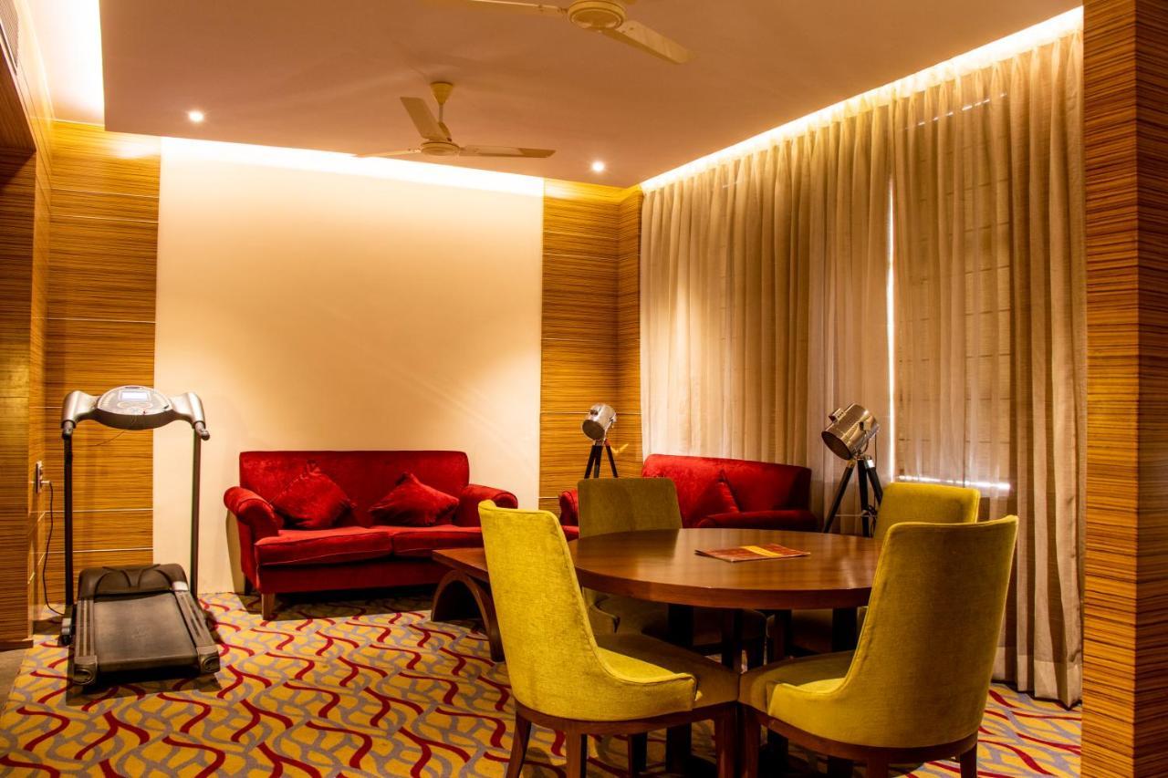 Hotel Landmark Rewa Esterno foto