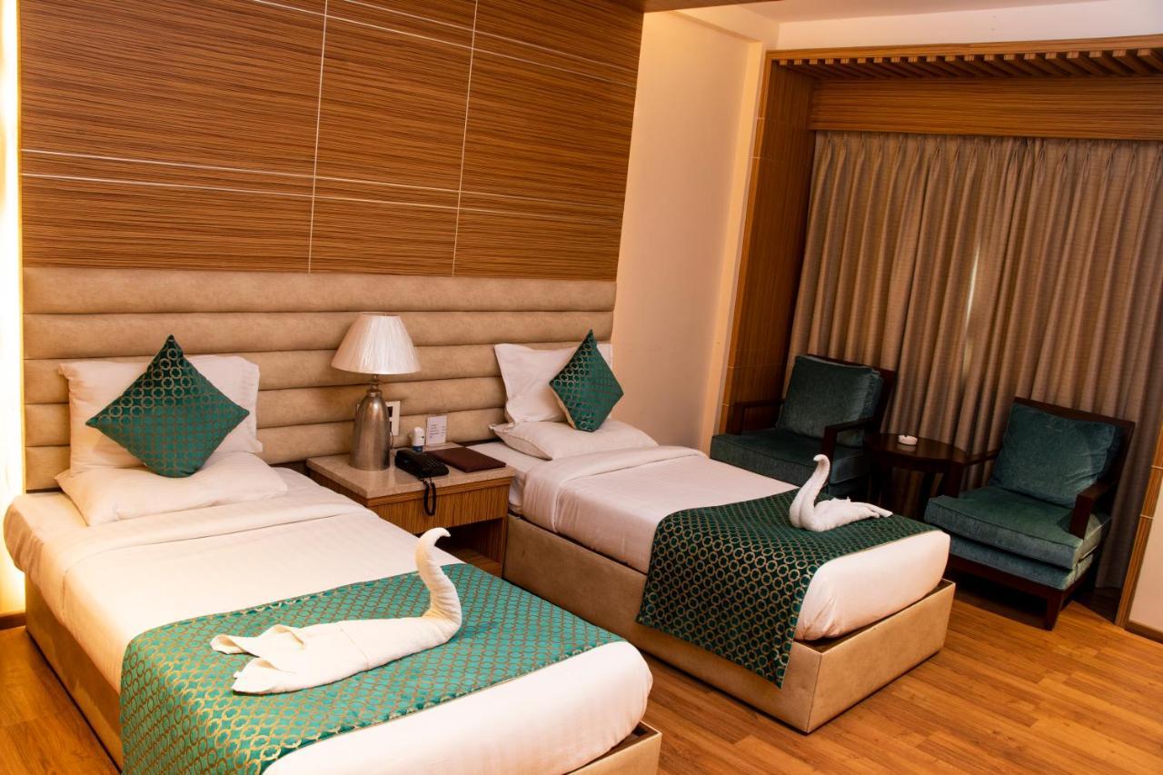 Hotel Landmark Rewa Esterno foto