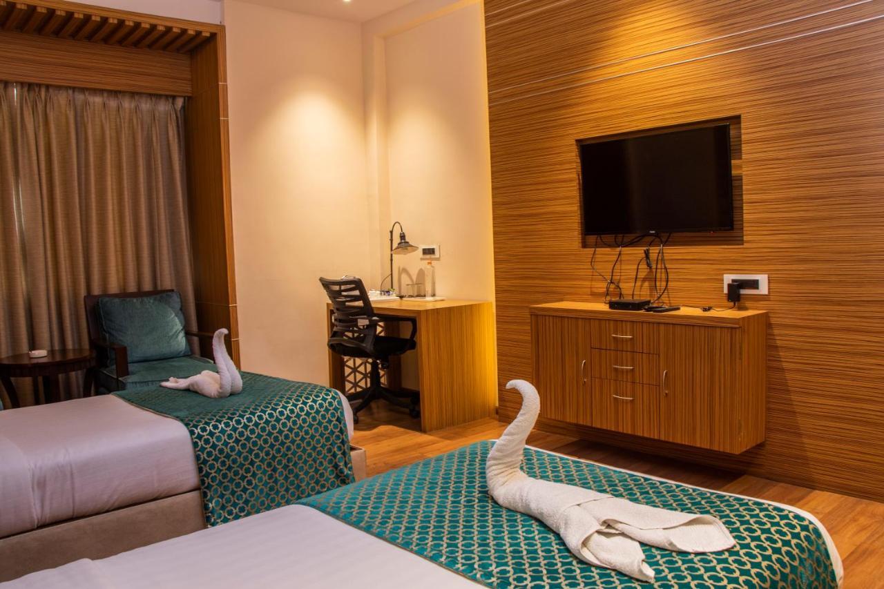Hotel Landmark Rewa Esterno foto