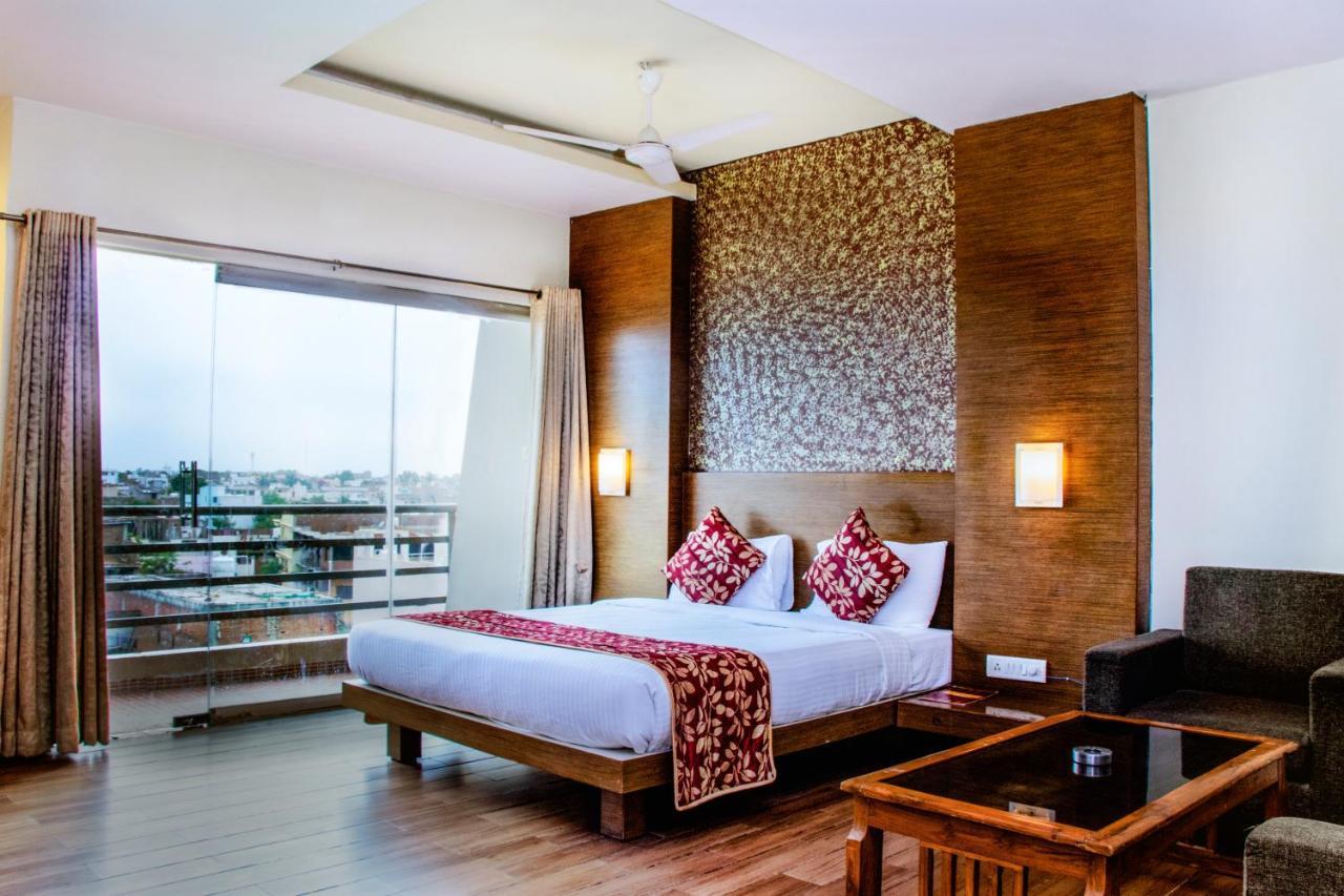 Hotel Landmark Rewa Esterno foto