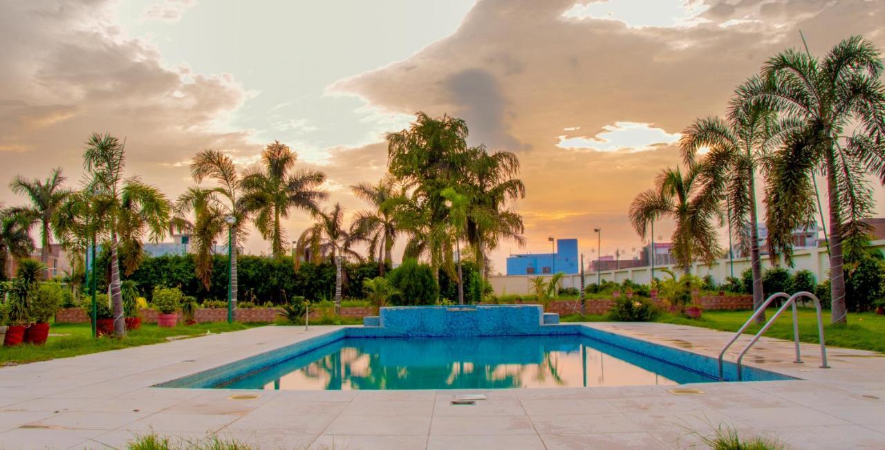 Hotel Landmark Rewa Esterno foto