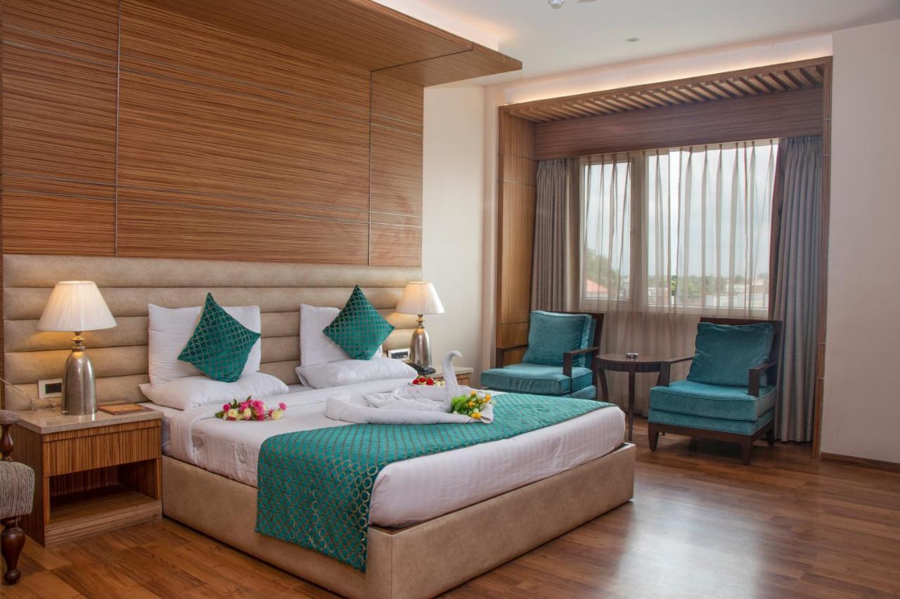 Hotel Landmark Rewa Esterno foto