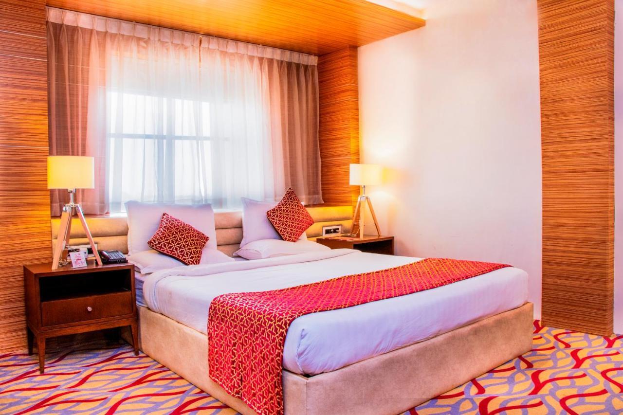 Hotel Landmark Rewa Esterno foto