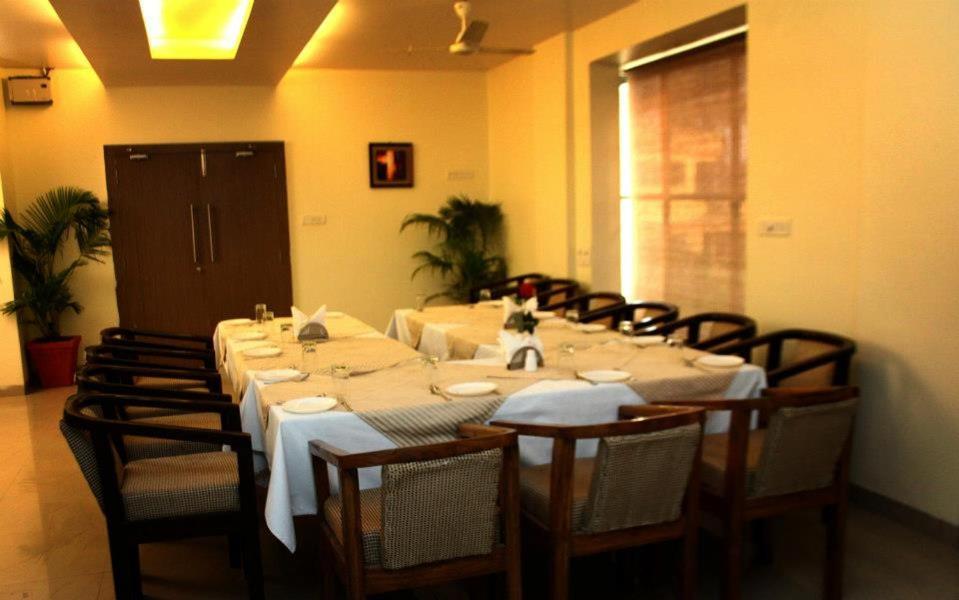 Hotel Landmark Rewa Esterno foto